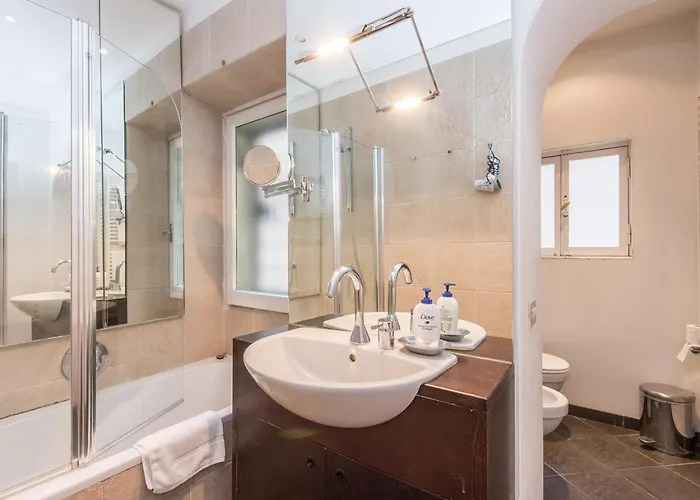 Spacious 2br In The Historic Center Roma